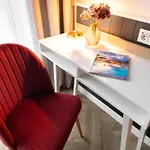 - The Niu, Flower By Ihg 콘스탄츠