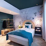 - The Niu, Flower By Ihg 콘스탄츠