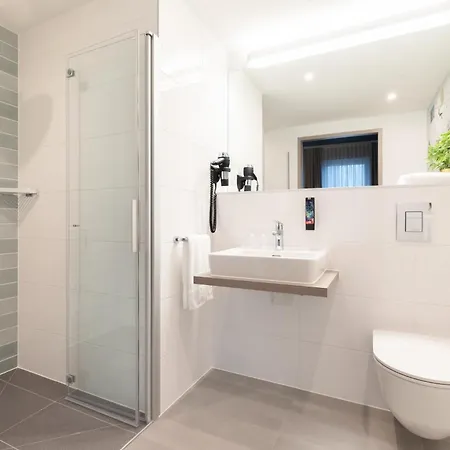 - The Niu, Flower By Ihg 康斯坦茨